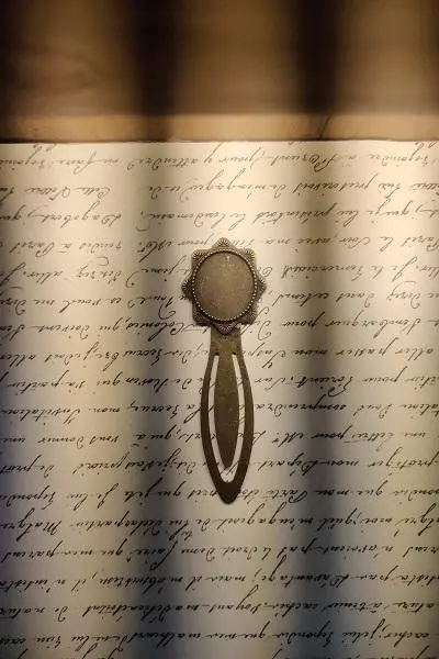 ROUND BOOKMARK