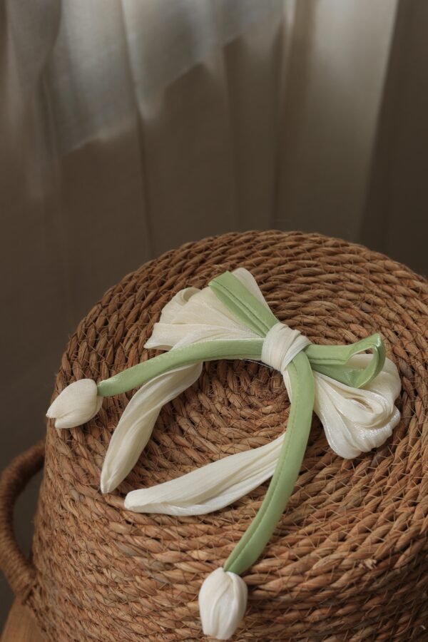 Tulip big Hair clip White